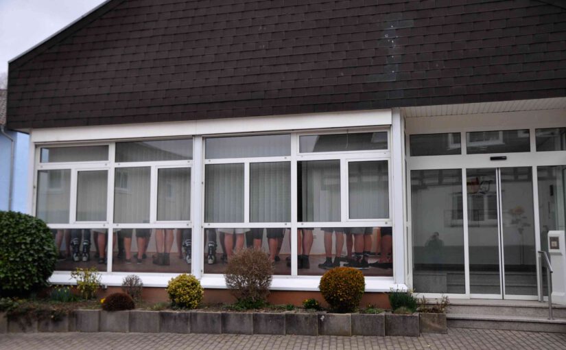 MGV Männerfüße zieren Fensterfront von “Bargener Bürgerhaus”