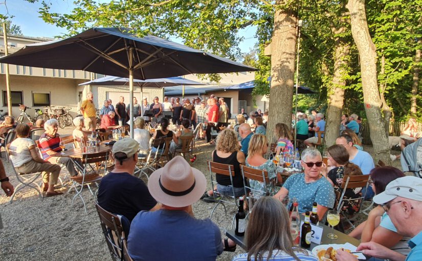 “Drittes Ständchen fürs Dorf” – diesmal in voll besetztem Biergarten in Helmstadt