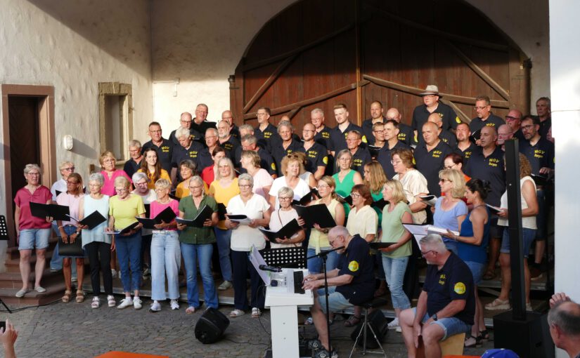 Open-Air-Veranstaltung in warmer Sommernacht